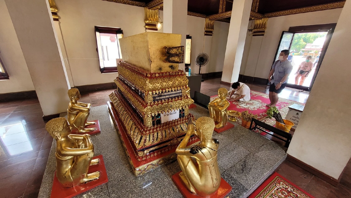 พุทธศาสนิกชน เข้ากราบสักการะพระพุทธเจ้าเข้านิพพาน เนื่องในวันอัฏฐมีบูชา