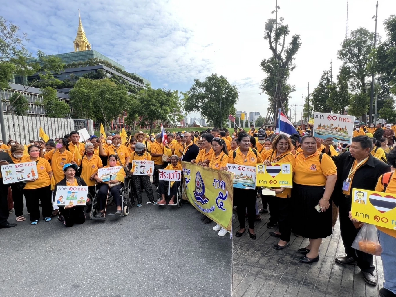 กลุ่มรักสถาบันรวมตัวหน้าสภายื่นหนังสือให้กำลังใจส.ว.