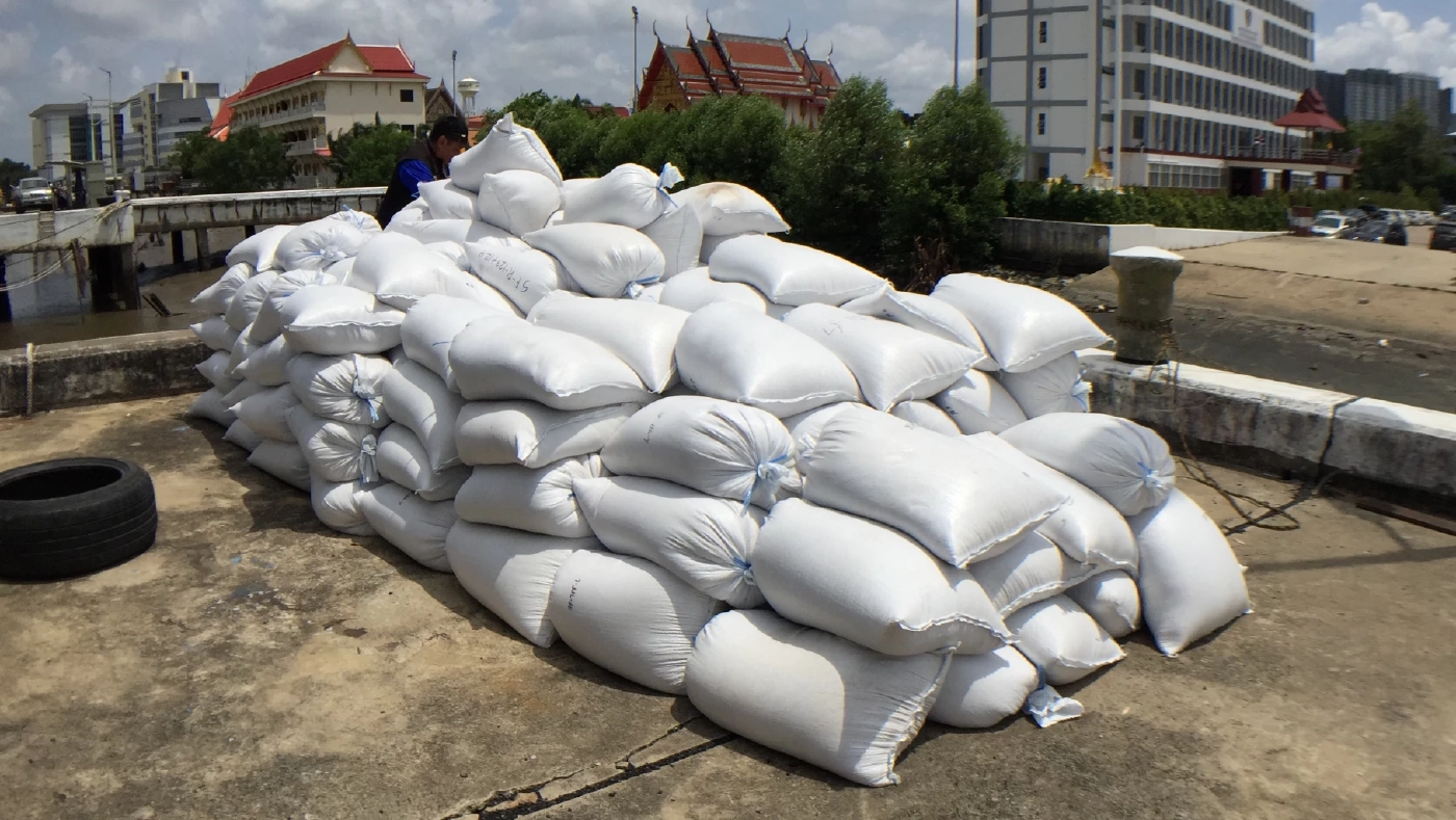 ตร.น้ำ รวบแก๊งแมวน้ำ ขณะลักลอบขนถ่ายข้าวสาร 5 ตันลงเรือเล็ก