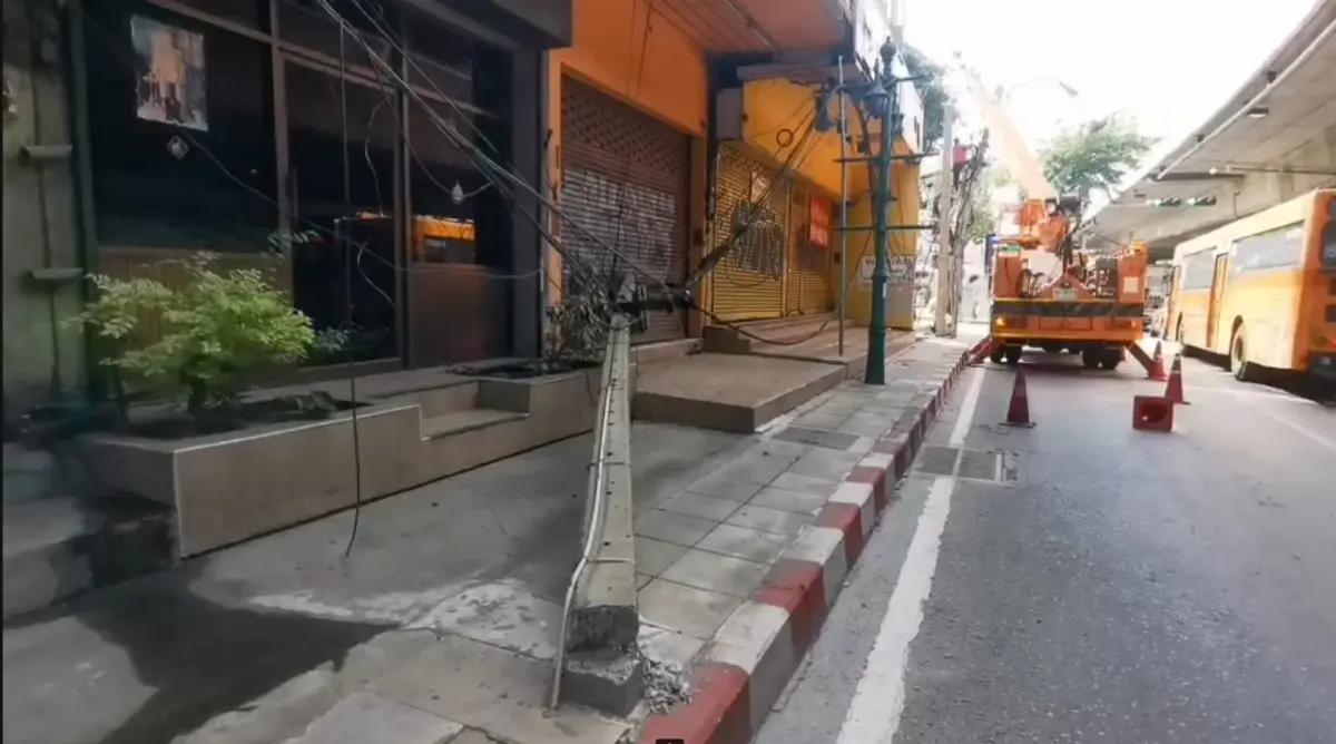 เร่งเคลียร์พื้นที่ เหตุรถบรรทุกเกี่ยวเสาไฟโค่น แยกมไหสวรรย์