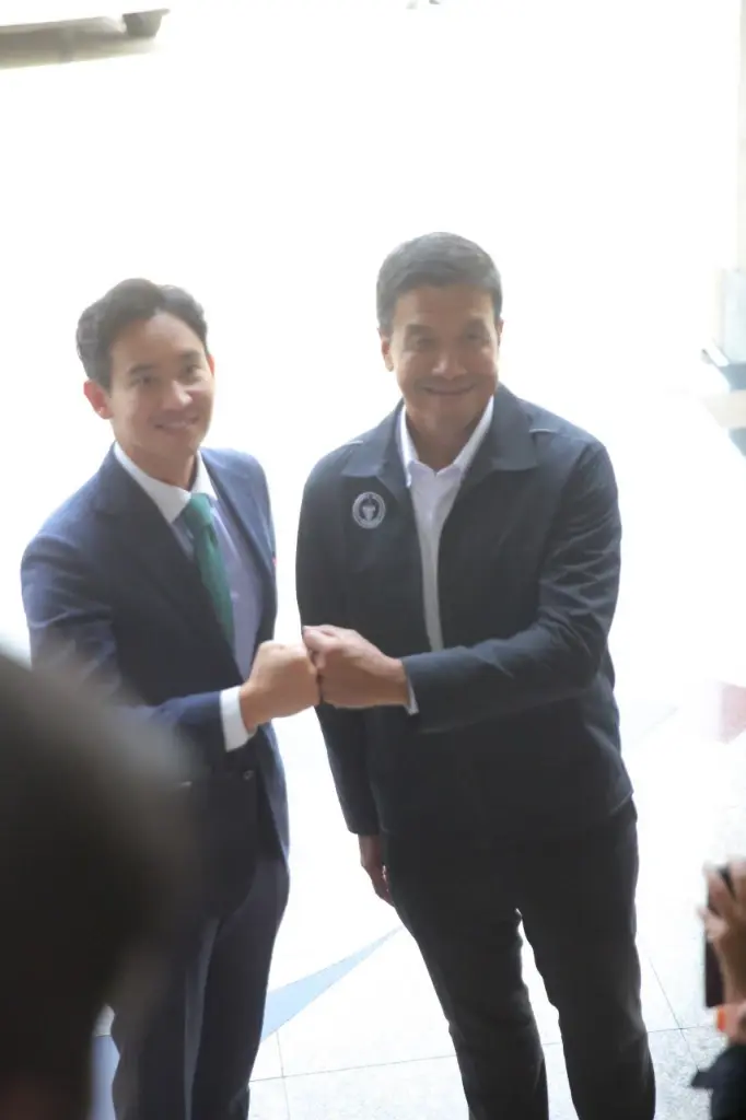 "พิธา"ยกทัพผู้แทนกทม.พบ"ชัชชาติ"ถกฟอร์มทีมทำงานเพื่อคนกรุง