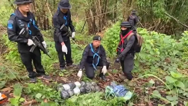 ทหารพรานปะทะเดือด กองทัพมดลอบขนยาเสพติดเข้าไทย ยึดฝิ่นดิบได้เกือบร้อย กก.