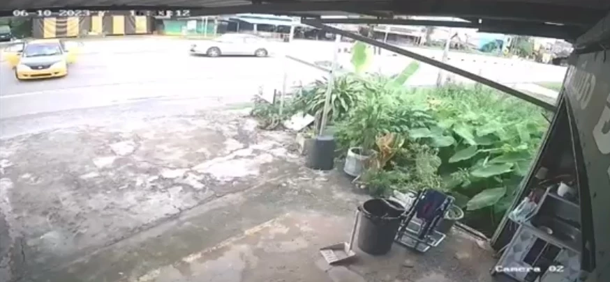 เปิดคลิป แก๊งโจ๋นครนายกสุดโหด ซิ่งไล่ล่าทำร้ายนักท่องเที่ยว ทุบรถพังยับ