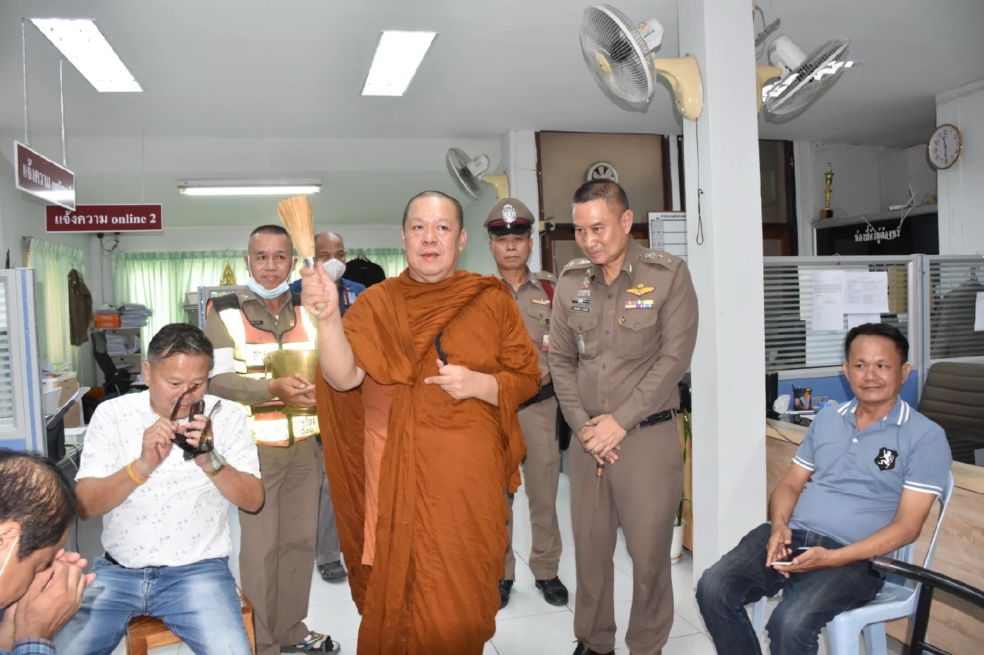 ตร.อุตรดิตถ์ ใช้มีดหมอตะปูโลงศพ 7 ป่าช้า นิมนต์พระสวดถอนวิญญาณ ผตห. ในคุก