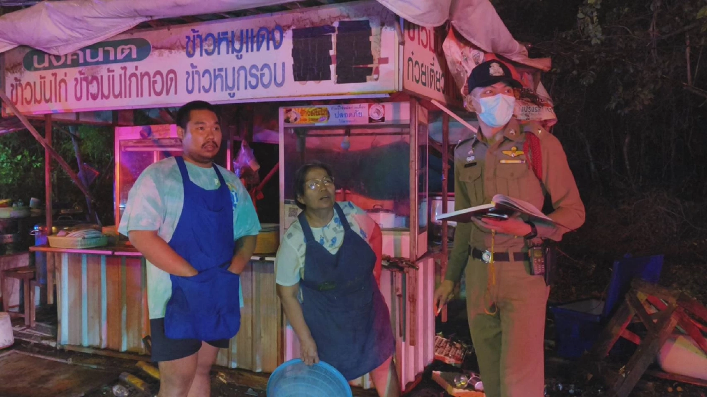 หกล้อพุ่งเข้าร้านข้าวมันไก่ข้างทาง ลูกค้าเจ็บ 3 ราย รถข้างทางพังยับ