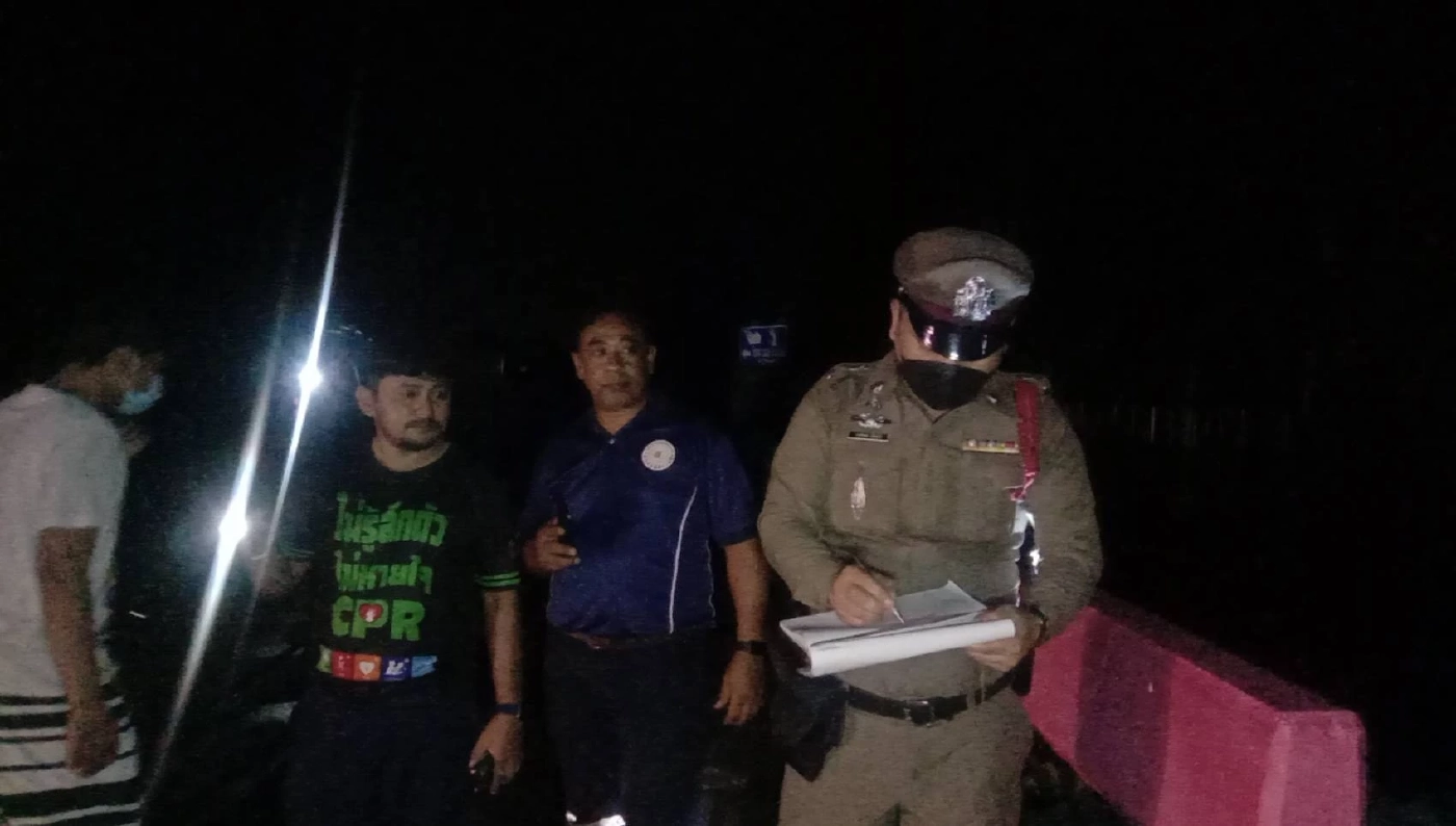 หนุ่มซิ่งกระบะ เจอ จยย. ตัดหน้า เสียหลักชนเสาไฟฟ้า หักล้มเป็นโดมิโน่