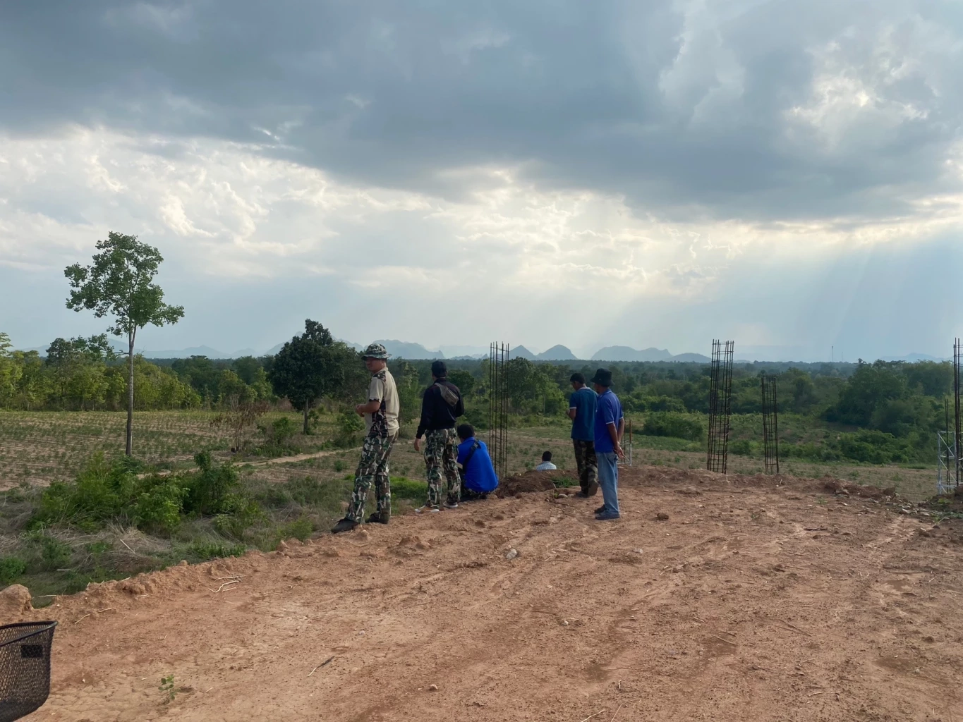 "ช้างป่าภูหลวง" แตกโขลง กระจายหากิน 3 จังหวัด เจ้าหน้าที่เร่งผลักดันกลับป่า