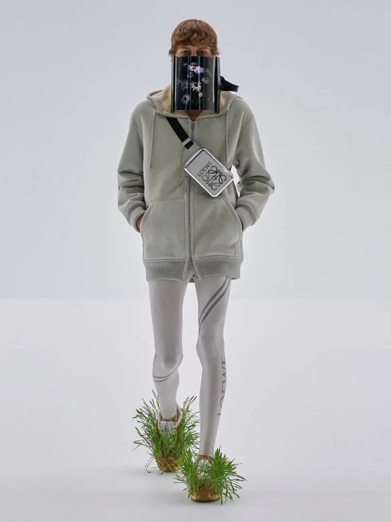 ตะลึงในความครีเอต! Loewe ปลูกหญ้าและพืชให้งอกงามบนเสื้อผ้าและรองเท้า