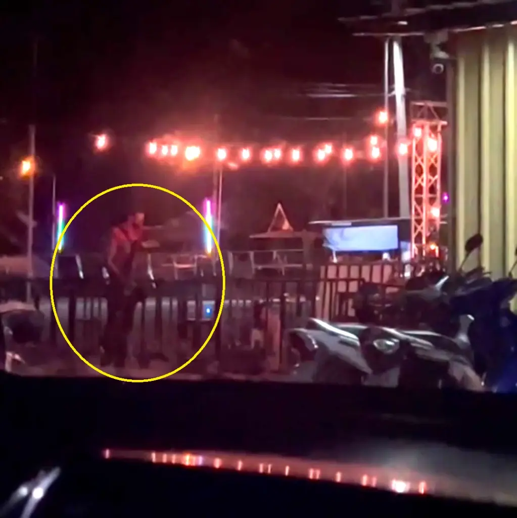 นาทีดวลปืน มือยิงพร้อมปืนคล้านอาวุธสงคราม ตะโกนถาม "ใครมองหน้า"