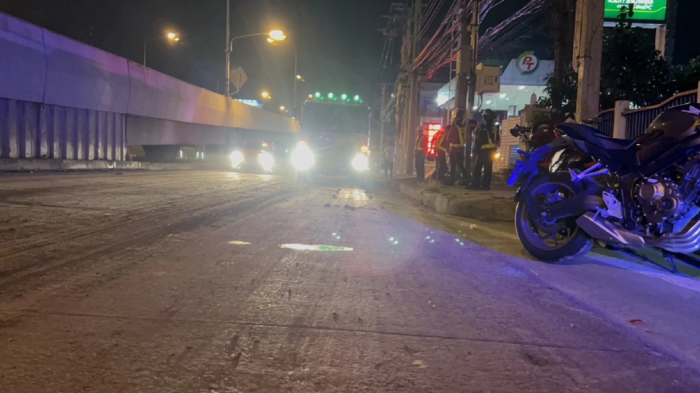 เปิดคลิป รถบรรทุกมักง่ายไม่คลุมกระบะ ดินตกเรี่ยราด รถเหยียบเสียหลักชนยับ