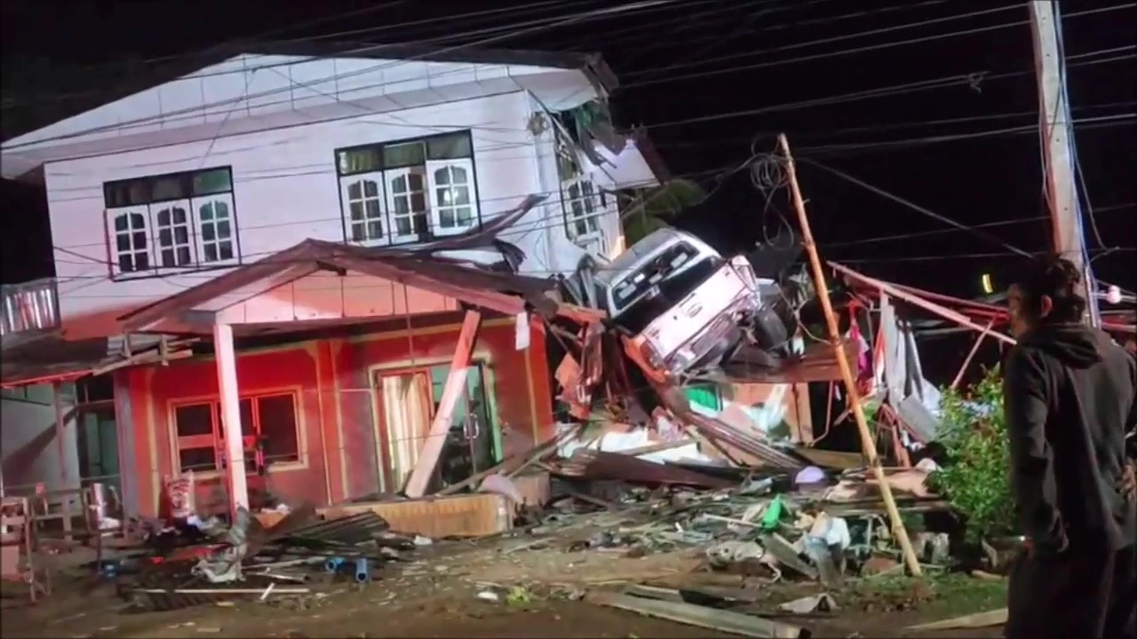 อย่างกับในหนัง! รถกระบะแฉลบน้ำ เหินฟ้าพุ่งชนหลังคาบ้านสองชั้น (มีคลิป)