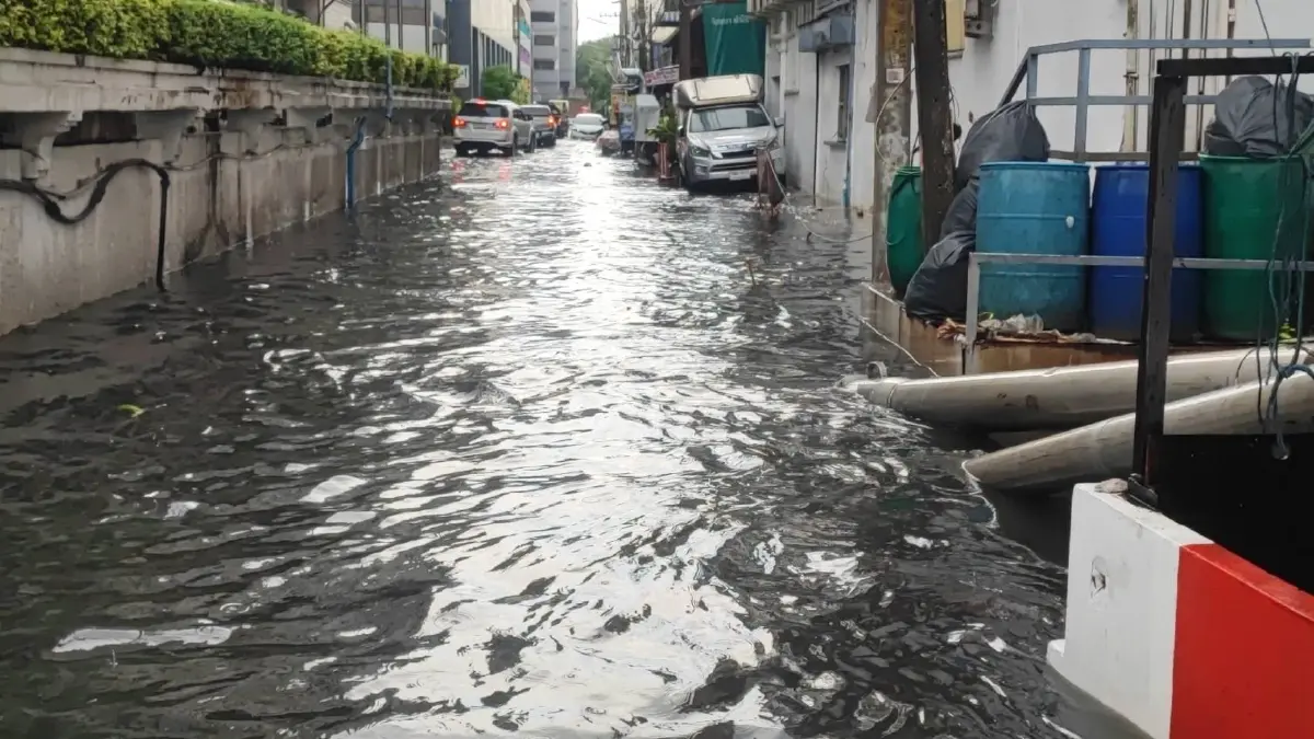 ฝนถล่มปทุมธานี 2 ชั่วโมง น้ำท่วมขังรอการระบายหลายจุด