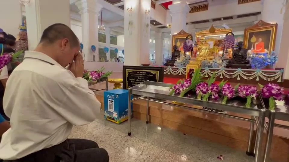 "พัดชา เทพสามตา" เข้ากราบขอขมาสรีระสังขาร "หลวงพ่อรวย" หลังกระทำไม่เหมาะสม