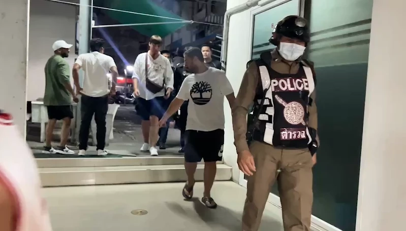 ใครผิด? การ์ดอะโกโก้ "วอล์กกิ้ง สตรีท" รุมชก นทท.รัสเซีย กินไม่จ่ายจนเจ็บ