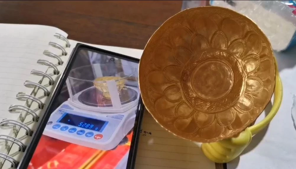 ตะลึง! วัดปรับพื้นที่สร้างศาลามณฑป ขุดเจอ "พานทองคำแท้" อายุกว่า 200 ปี