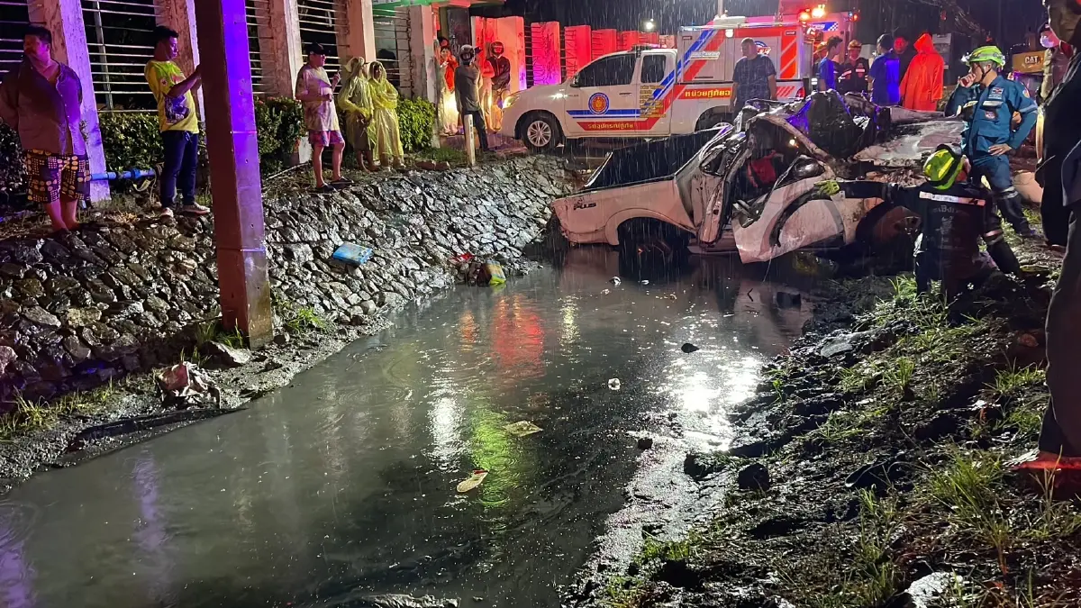 งงกันตาแตก! 3 หนุ่มซิ่งกระบะตกข้างทาง ดับ 1 เจ็บ 1 หาไม่เจอ 1 จนท.หากันวุ่น