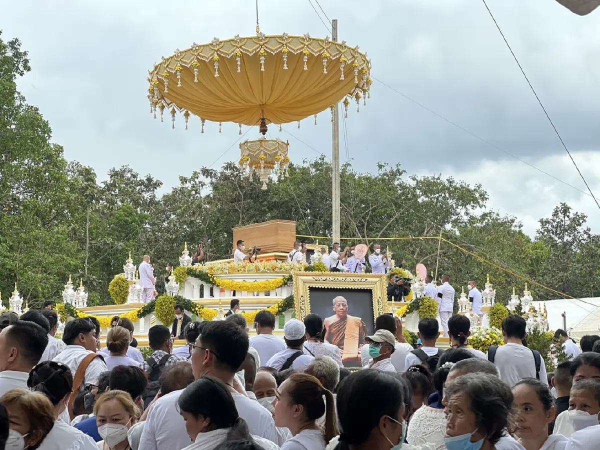 อัศจรรย์ พระอาทิตย์ทรงกลดเหนือจิตกาธาน พิธีพระราชทานเพลิง หลวงปู่แสง