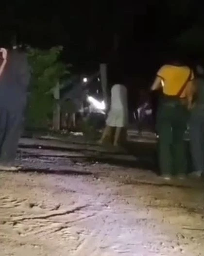 ตีกันยับ! วัยรุ่นสาวเต้นชนกัน หน้าเวทีกันตรึม คว้าก้อนหินทุบอริหัวแตก