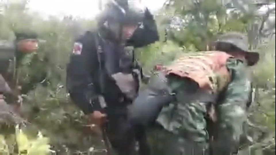 เปิดคลิปนาทีปะทะเดือด กะเหรี่ยงบุกฐานทหารเมียนมา ขนอาวุธหนักถล่มกันยับ