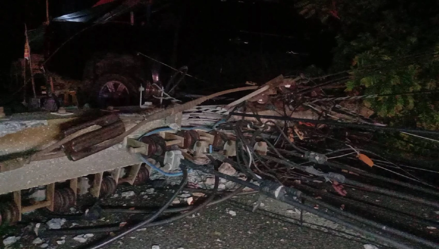 หนุ่มซิ่งกระบะ เจอ จยย. ตัดหน้า เสียหลักชนเสาไฟฟ้า หักล้มเป็นโดมิโน่