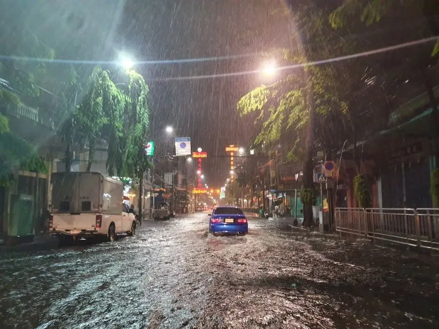 กรมอุตุฯ ชี้ ยังคงมีฝนฟ้าคะนอง-ฝนตกหนัก ตรวจเช็กพื้นที่เสี่ยงภัย ได้ที่นี่ 