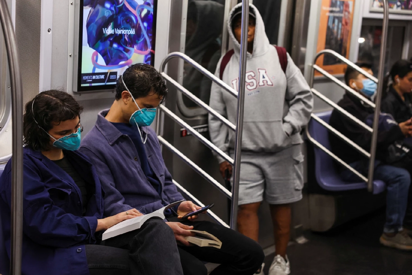 ชาวอเมริกันกลับมาใส่หน้ากาก ป้องกันหมอกพิษ