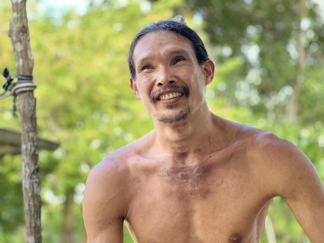 สุดทึ่ง! หนุ่มโชว์พลังคอแข็ง ห้อยกับคานไม้ แถมถือถังทรายหนัก 20 กก.