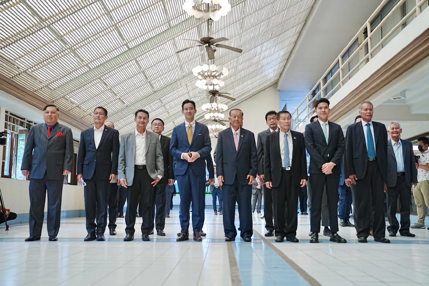 ปูดหนัก "เพื่อไทย" อาจฉีก MOU จับขั้วรัฐบาลเก่า พา "ทักษิณ" กลับบ้าน