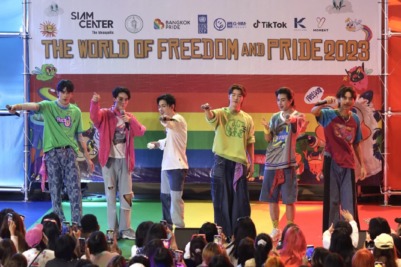 รวมภาพบรรยากาศ “Bangkok Pride 2023”  เหล่าคนดังร่วมขบวนถนนสีรุ้ง