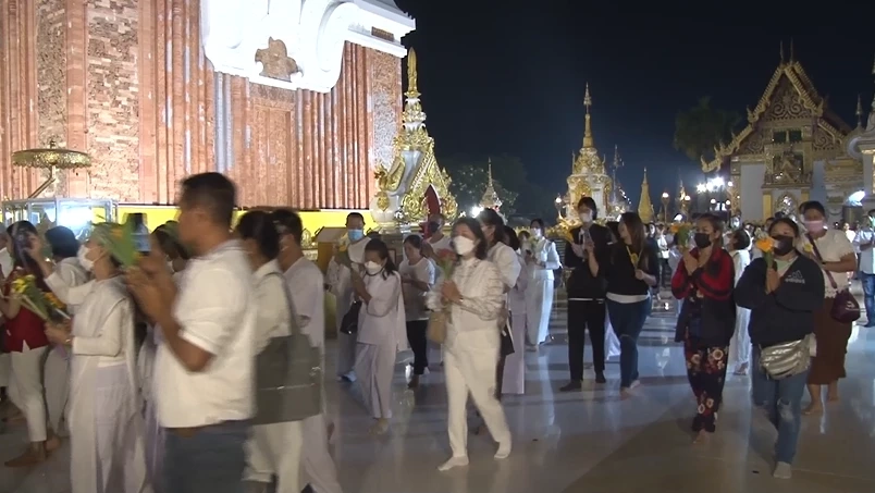 งดงาม! พุทธศาสนิกชนไทย-ลาว ร่วมเวียนเทียนบูชาอุรังคธาตุ วัดพระธาตุพนมฯ