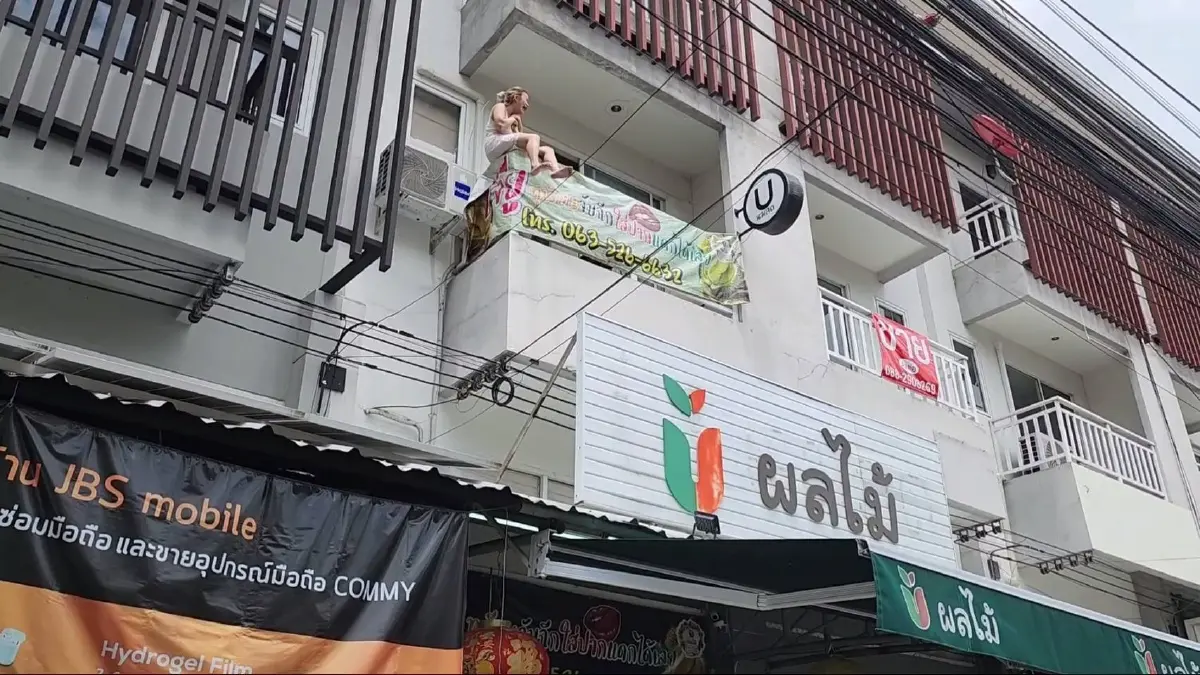 สาวเจ้าของร้านผลไม้เครียดจัด เจ้าหนี้ทวงเงิน คว้ามีจี้คอ ขู่กระโดดตึก