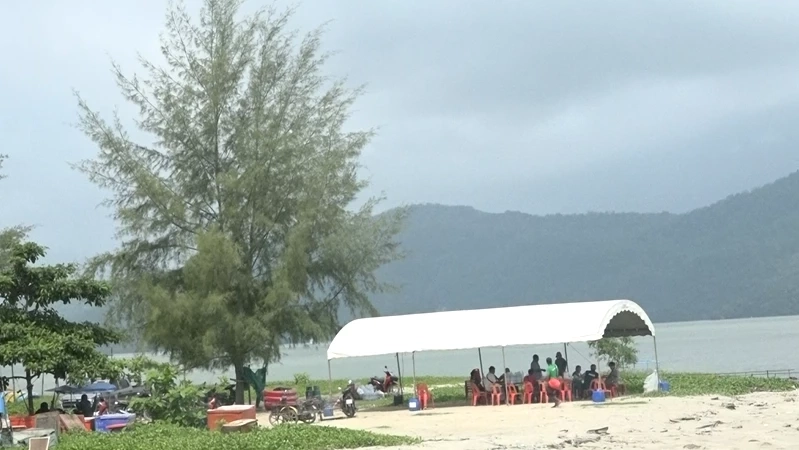 ท่าจะยาว! ม็อบเรือประมงเล็ก ปิดปากคลองปากบารา ขู่เตรียมยกระดับการชุมนุม