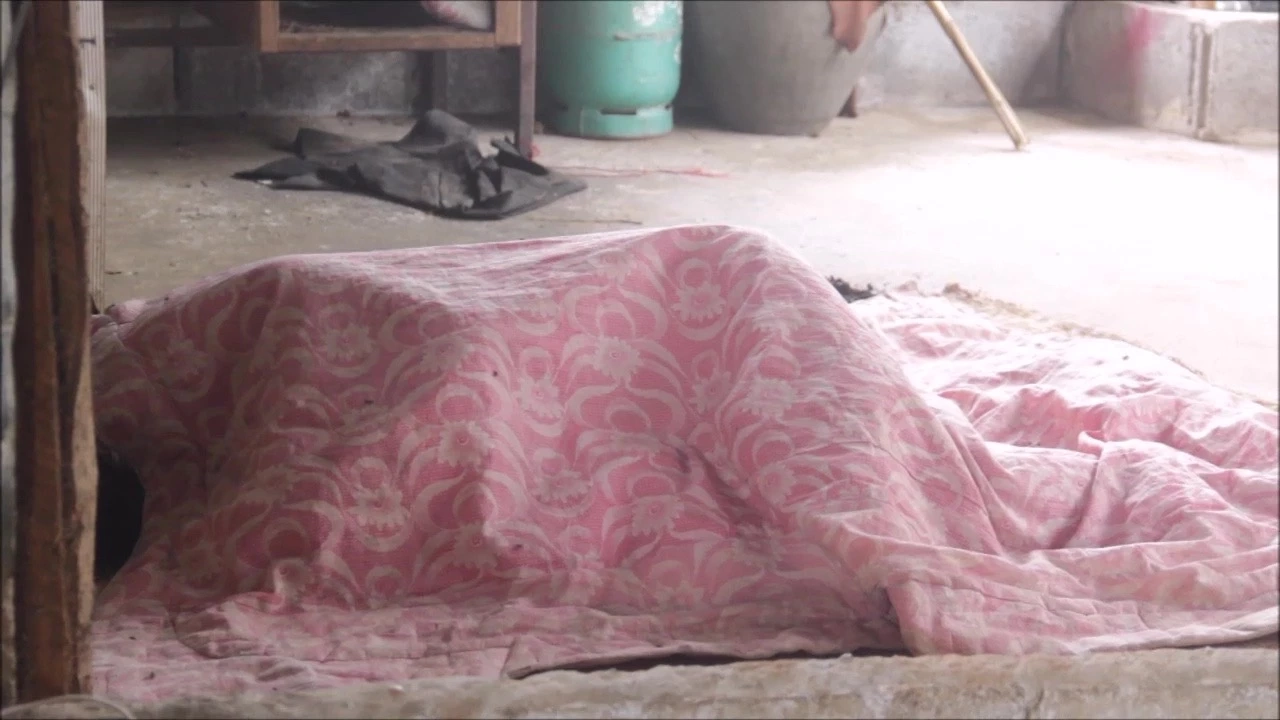 หดหู่! ผัวรุ่นเดอะหลอนจัด ราดน้ำมันจุดไฟเผาเมียตาบอด ดับคาบ้าน