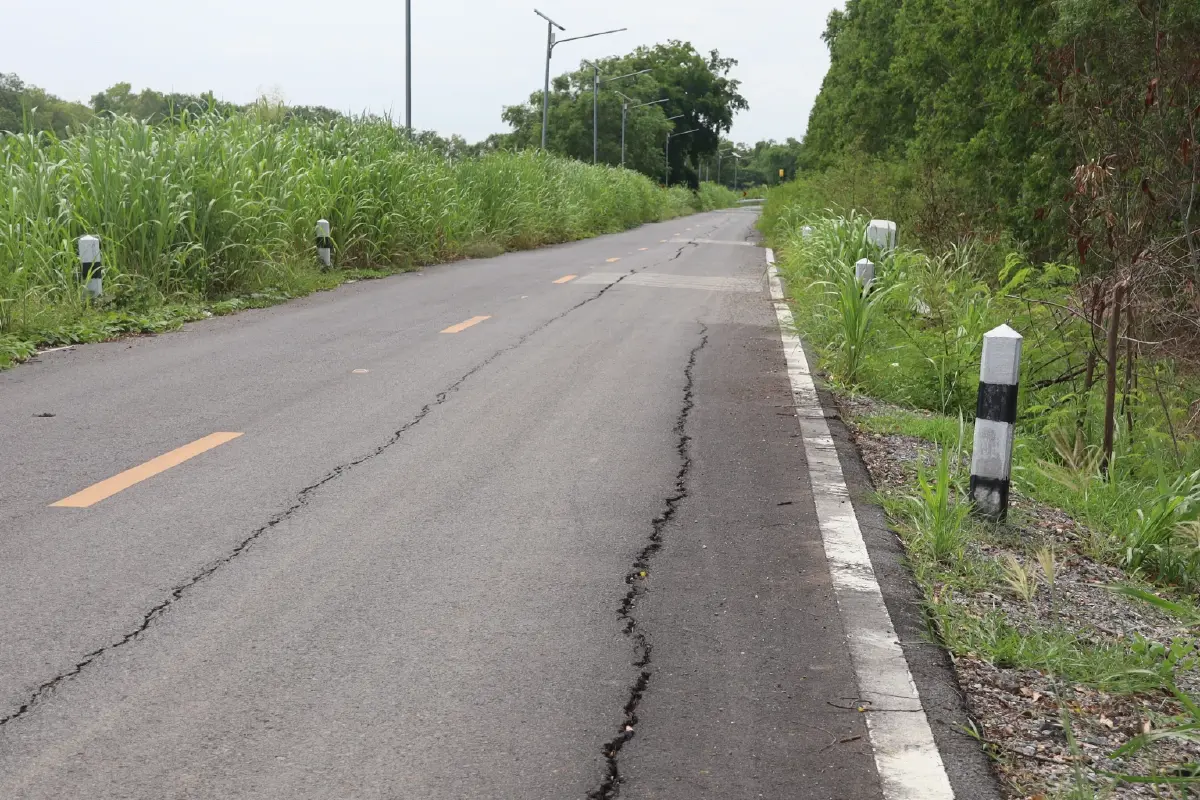 วอนตรวจสอบ-แก้ไข พื้นผิวถนนแตกร้าวเป็นทางยาว หวั่นเกิดอันตราย