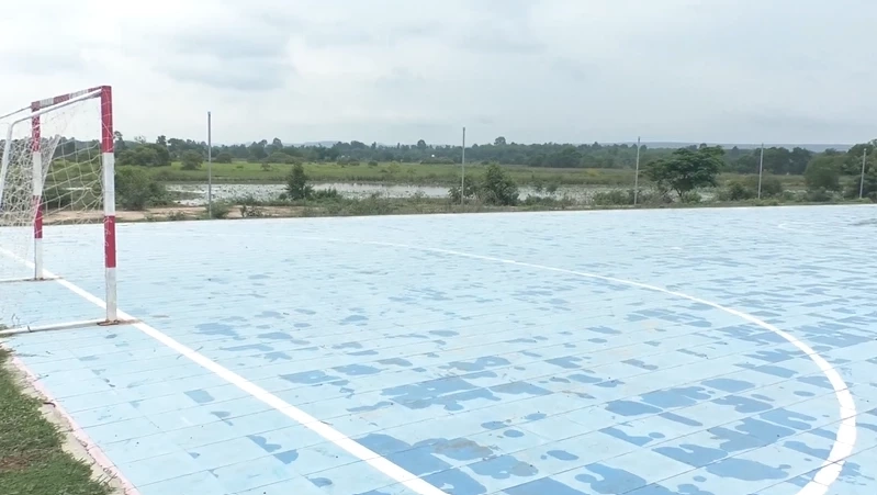 ป.ป.ช.สกลนคร ลุยตรวจสนามฟุตซอล อบต.งบ 3 ล้านเศษ ยังไม่ถึงปีใช้ไม่ได้แล้ว