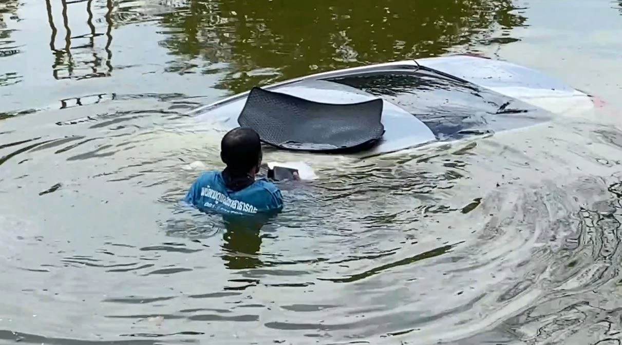 แก๊งเพื่อนสาว สำรวจเส้นทางหัดขับรถ หลุดโค้งตกน้ำถนนอุทยาน