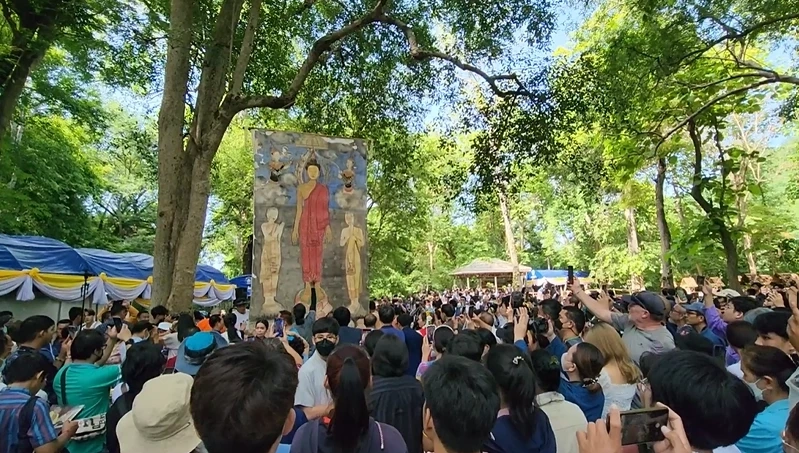 สุดแปลก! ชาวเชียงใหม่ สืบสานประเพณี "เลี้ยงดง" ร่างทรงยักษ์กินเนื้อควายสด