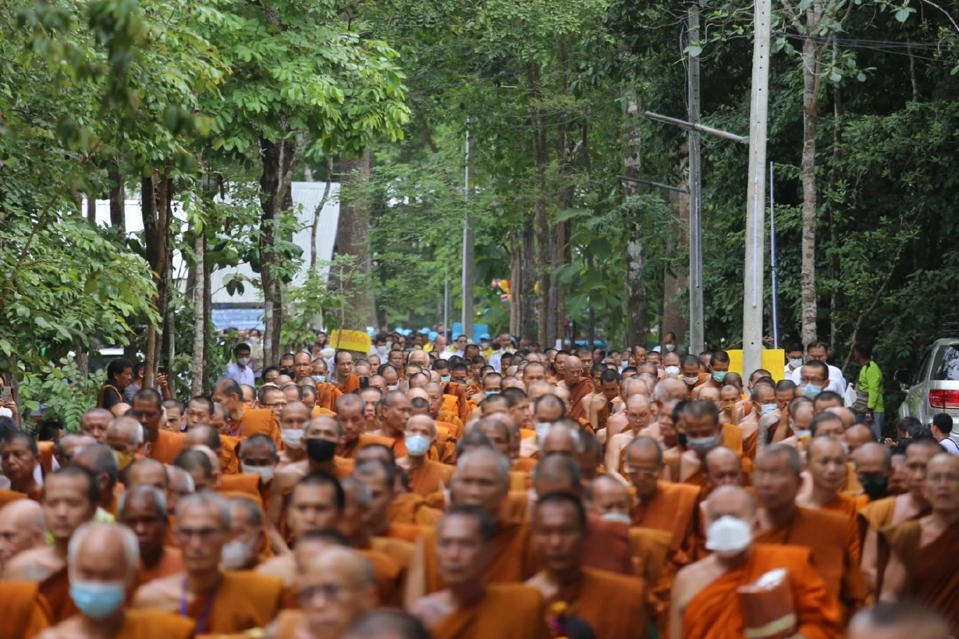 ลูกศิษย์และญาติธรรม เคลื่อนสรีระสังขาร "หลวงปู่แสง" สู่เมรุชั่วคราว