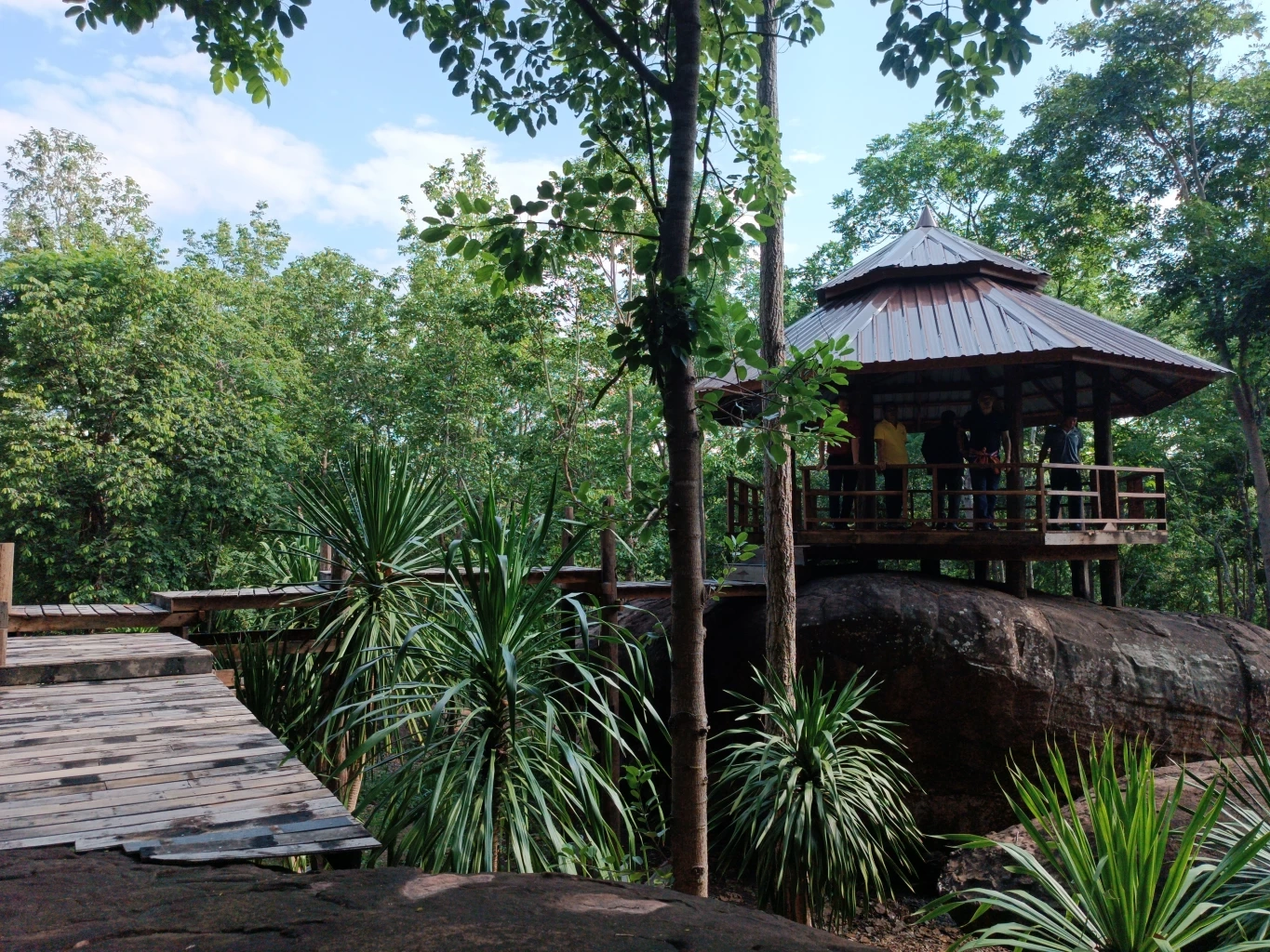 ชวนเที่ยวภูห้วยทราย ครบุรี ชมสะพานเชื่อมหิน แลวิวสุดสวยรับหน้าฝน