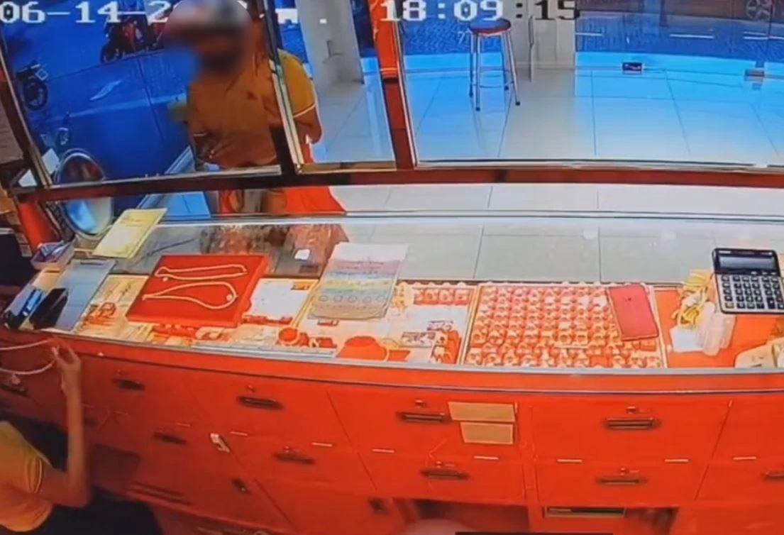 โจรบุกเดี่ยว ทำทีเป็นลูกค้า ก่อนฉกสร้อยร้านทองหนัก 6 บาท เผ่นหนี