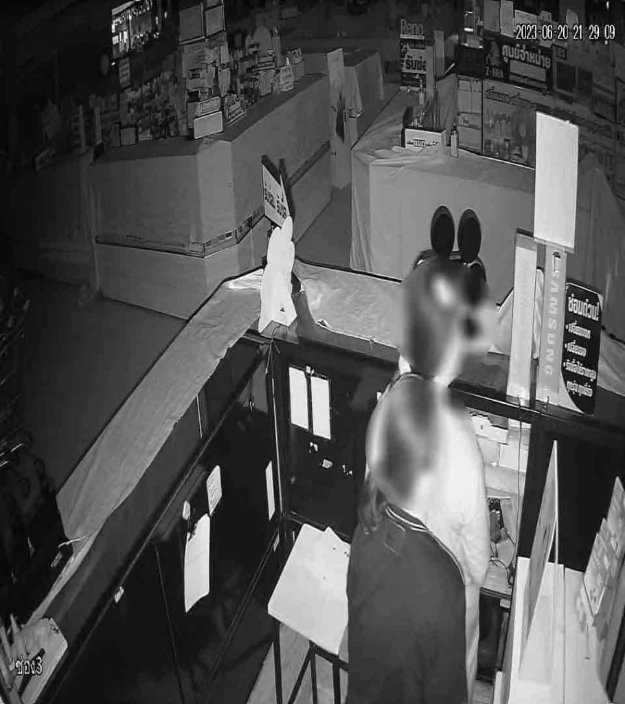 รวบ 2 นร.หญิง สุดแสบ แอบซ่อนตัวในห้าง งัดตู้กระจกขโมยมือถือ