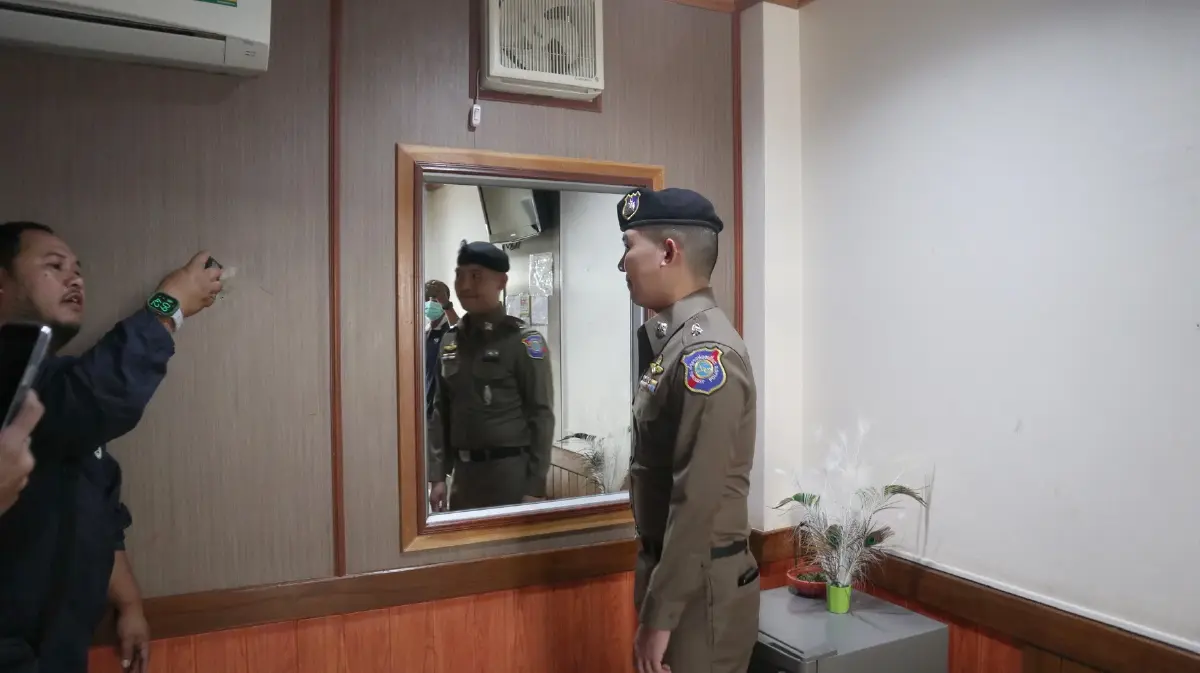 ฝ่ายปกครอง-ตร. ลุยตรวจช่องลับ รร.เมืองกาญจน์ ผู้จัดการ เผย ผิดจริงยินดีชดใช้