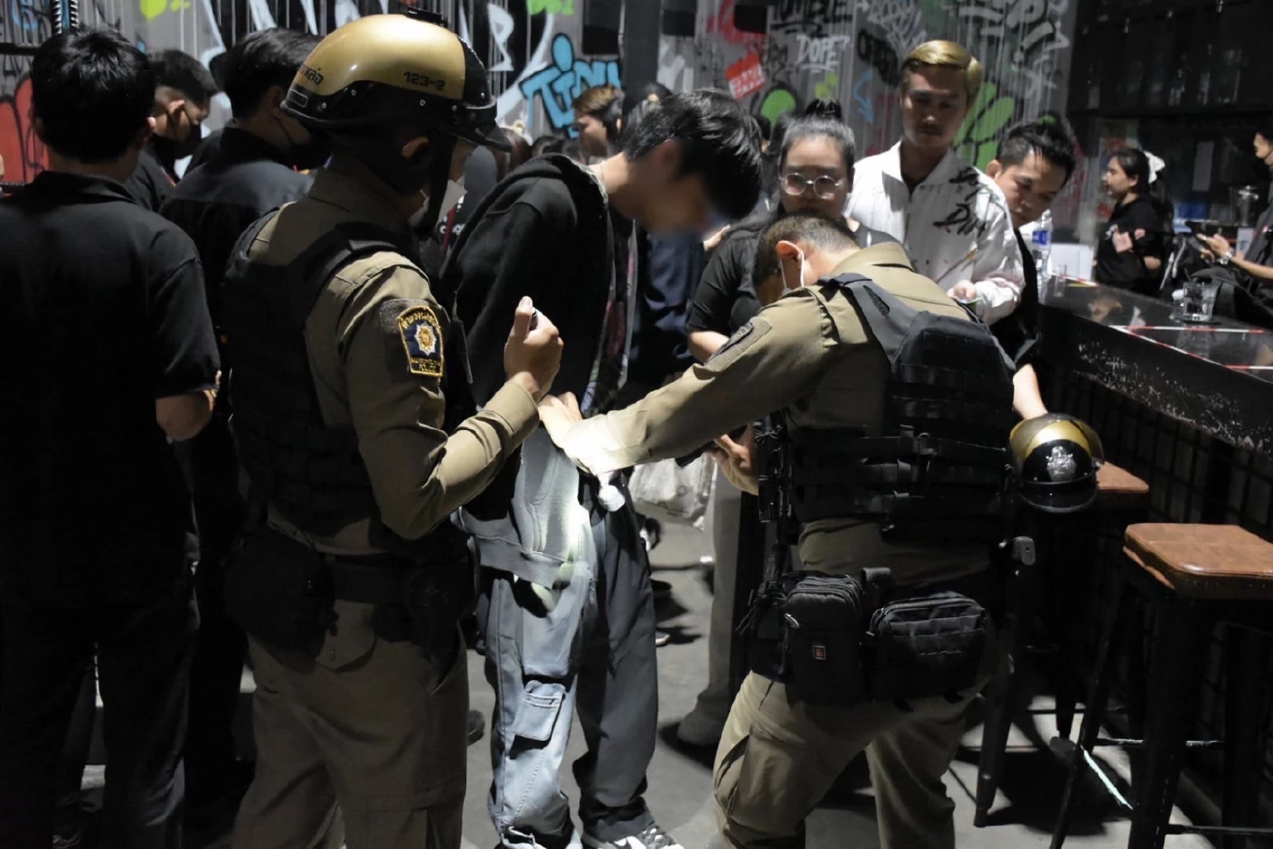 ตร.ทองหล่อ-ป.ป.ส. ค้นผับดังย่านเอกมัย พบยาเคเกลื่อน