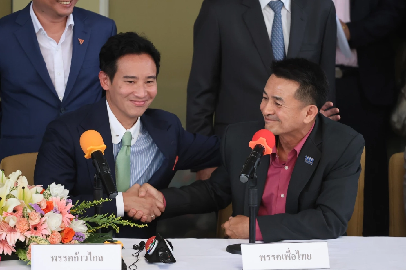 "พิธา" ซ้อมกีตาร์ เพลง 'เธอหมุนรอบฉัน ฉันหมุนรอบเธอ' เตรียมร้องคู่หมอชลน่าน