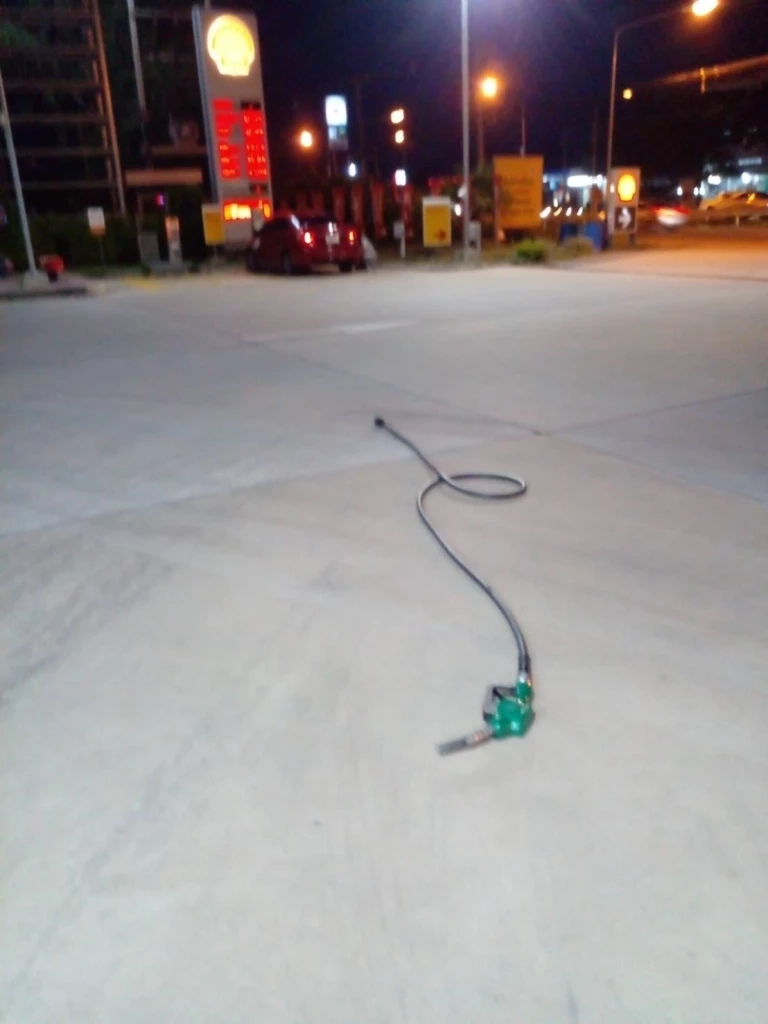 เปิดคลิป เก๋งเติมน้ำมันแล้งซิ่งหนี กระชากสายหัวจ่ายขาดตาม ปั๊มหวิดบึ้ม