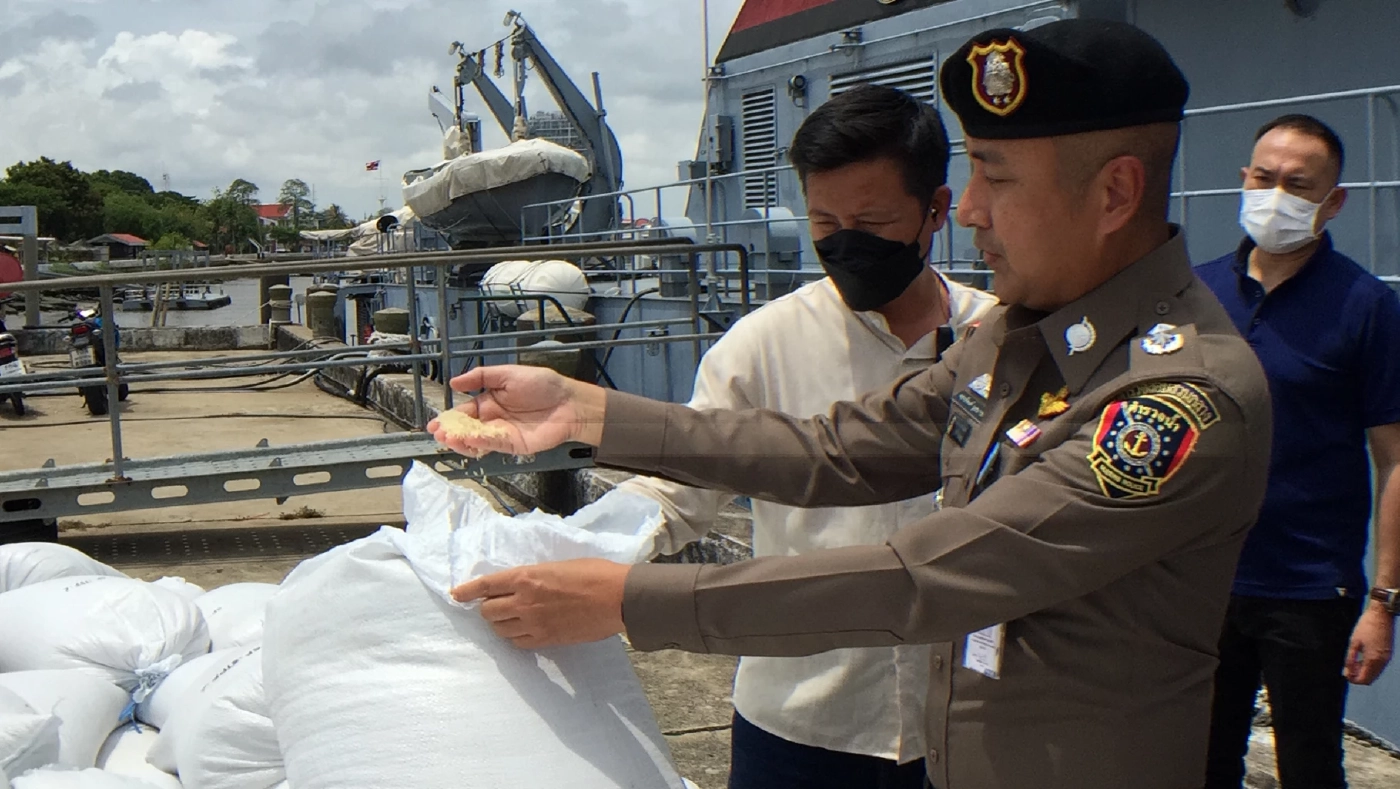 ตร.น้ำ รวบแก๊งแมวน้ำ ขณะลักลอบขนถ่ายข้าวสาร 5 ตันลงเรือเล็ก