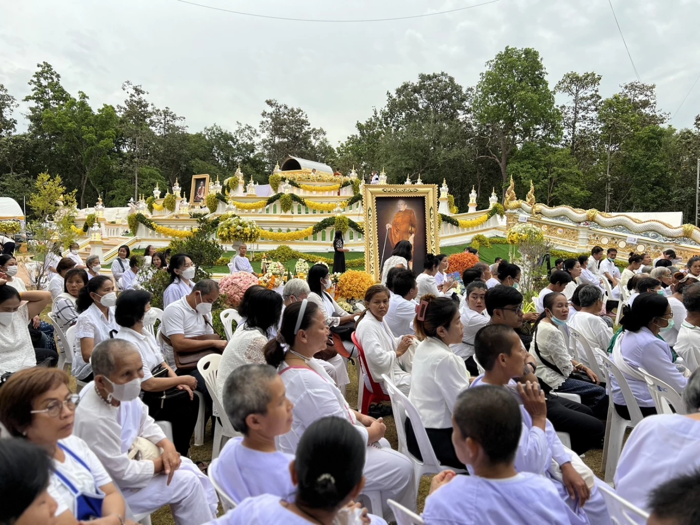 ญาติธรรมร่วมพิธีเก็บอัฐิ "หลวงปู่แสง ญาณวโร" นำไปประดิษฐานวัดสาขา 9 แห่ง
