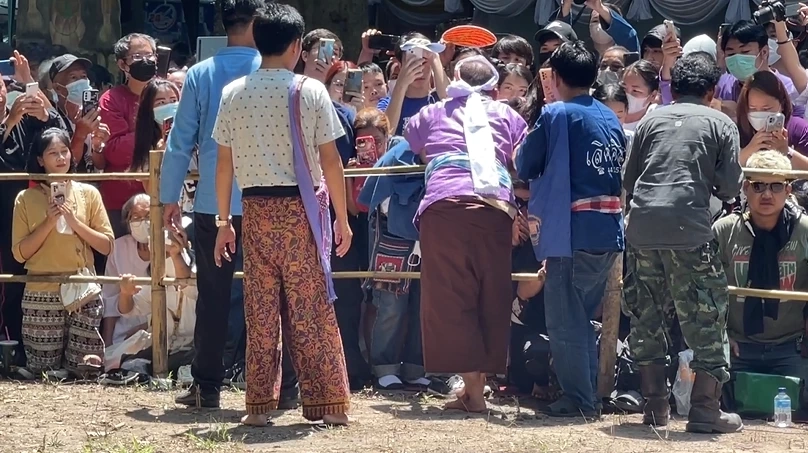 ร่างทรงปู่แสะให้พรลูกหลาน