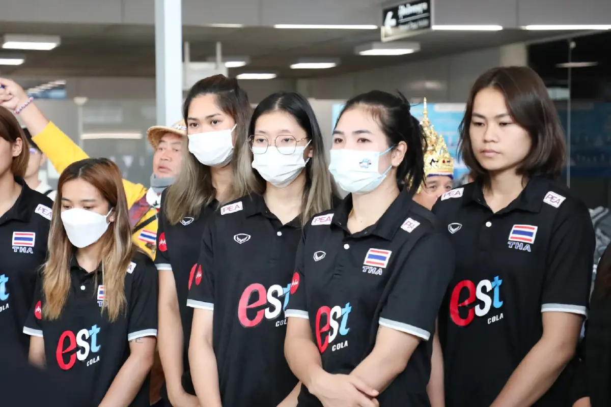 นักตบสาวกลับถึงไทย ก่อนลุยศึก "VNL2023" สนาม 3