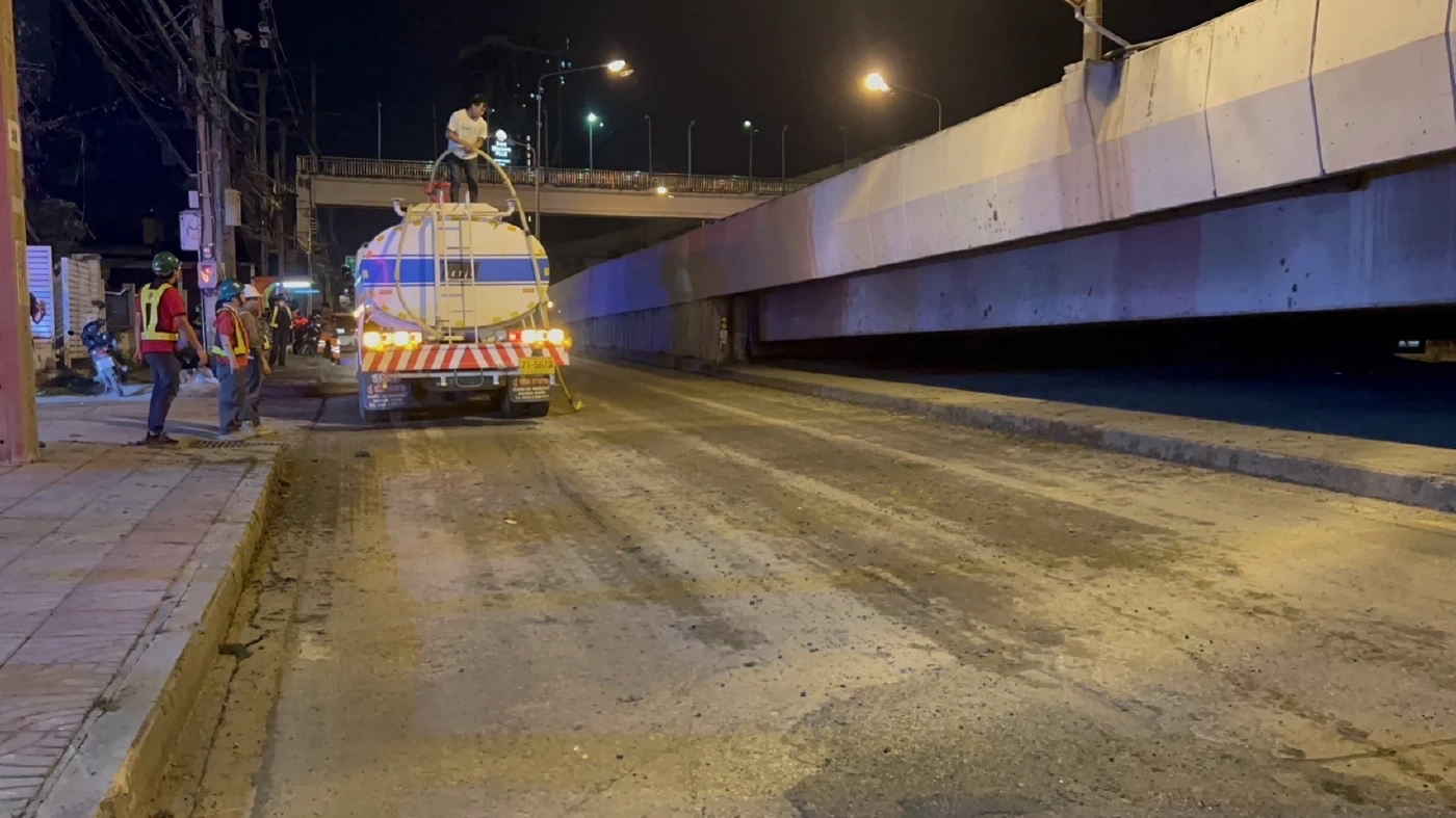 เปิดคลิป รถบรรทุกมักง่ายไม่คลุมกระบะ ดินตกเรี่ยราด รถเหยียบเสียหลักชนยับ